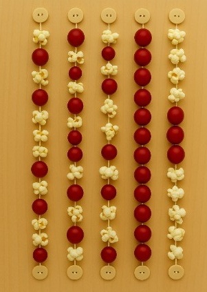 different options for popcorn and cranberry garland designs